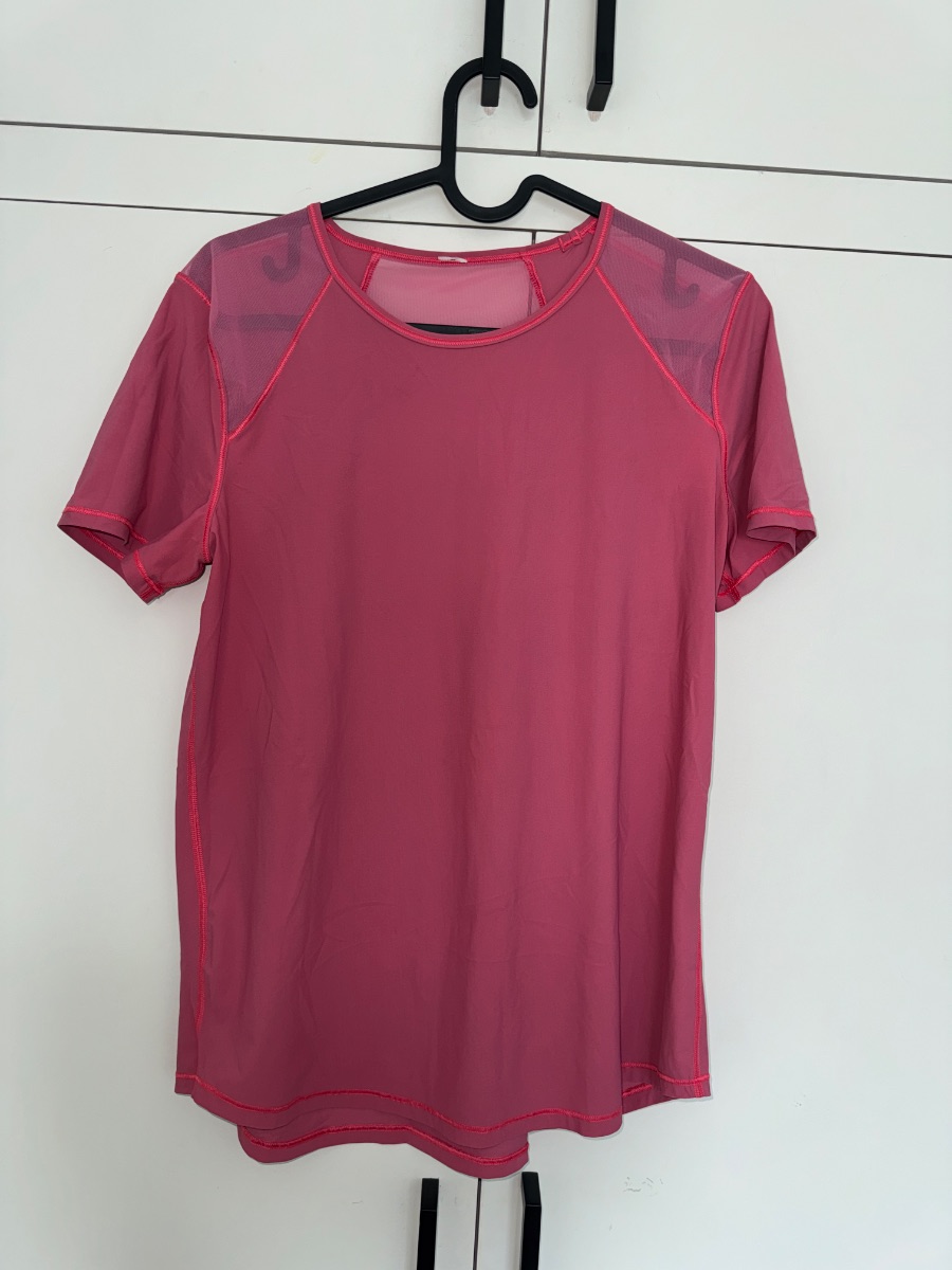 Off pink / mauve Lululemon t shirt: US size 6