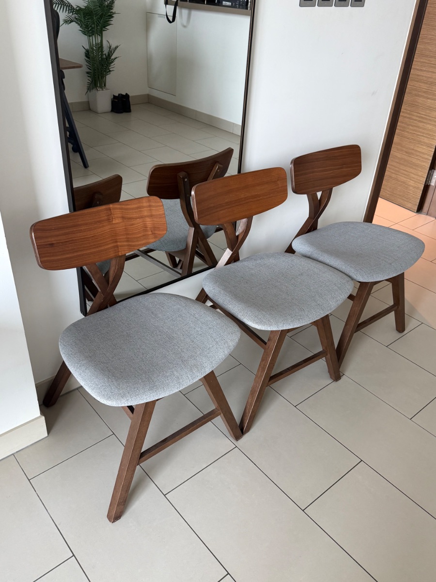 Dining table with 4 chairs photo 2