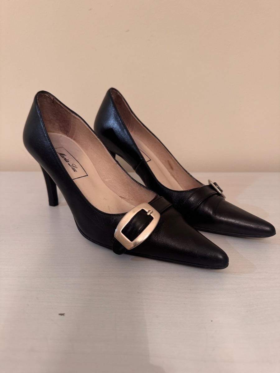 Black pointed-toe leather pumps with buckle photo 3