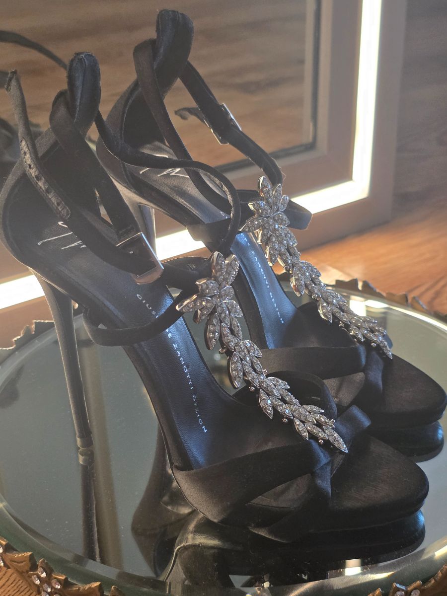 Giuseppe Zanotti Giuseppe Zanetti satin crystal embellished T strap sandals photo 2