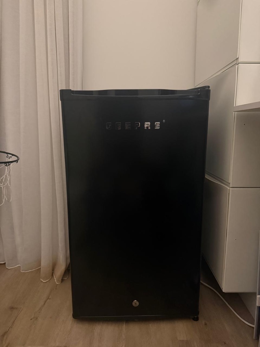 Geepas Single door Mini Fridge With lock