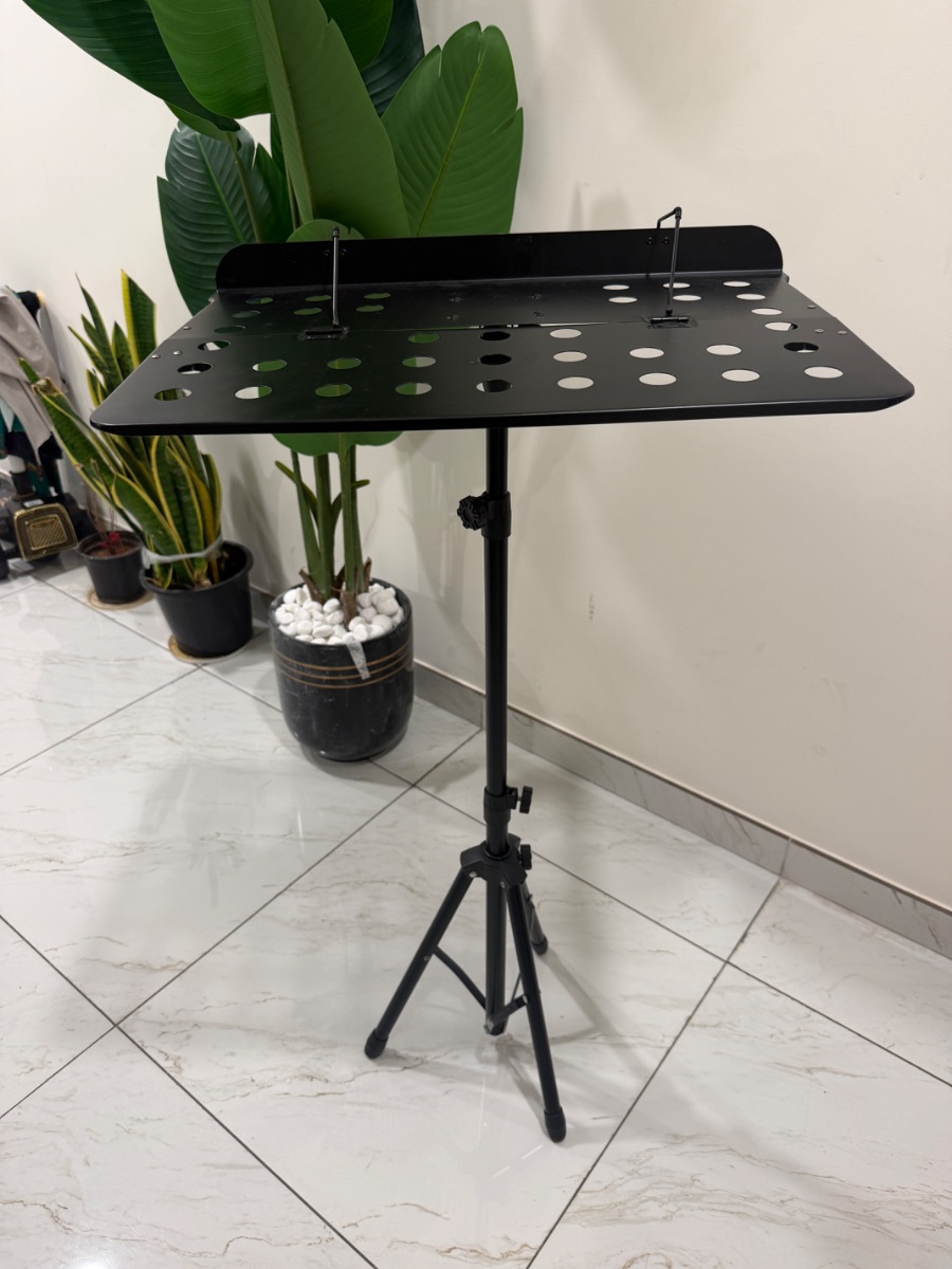 Music Notes Tripod Stand