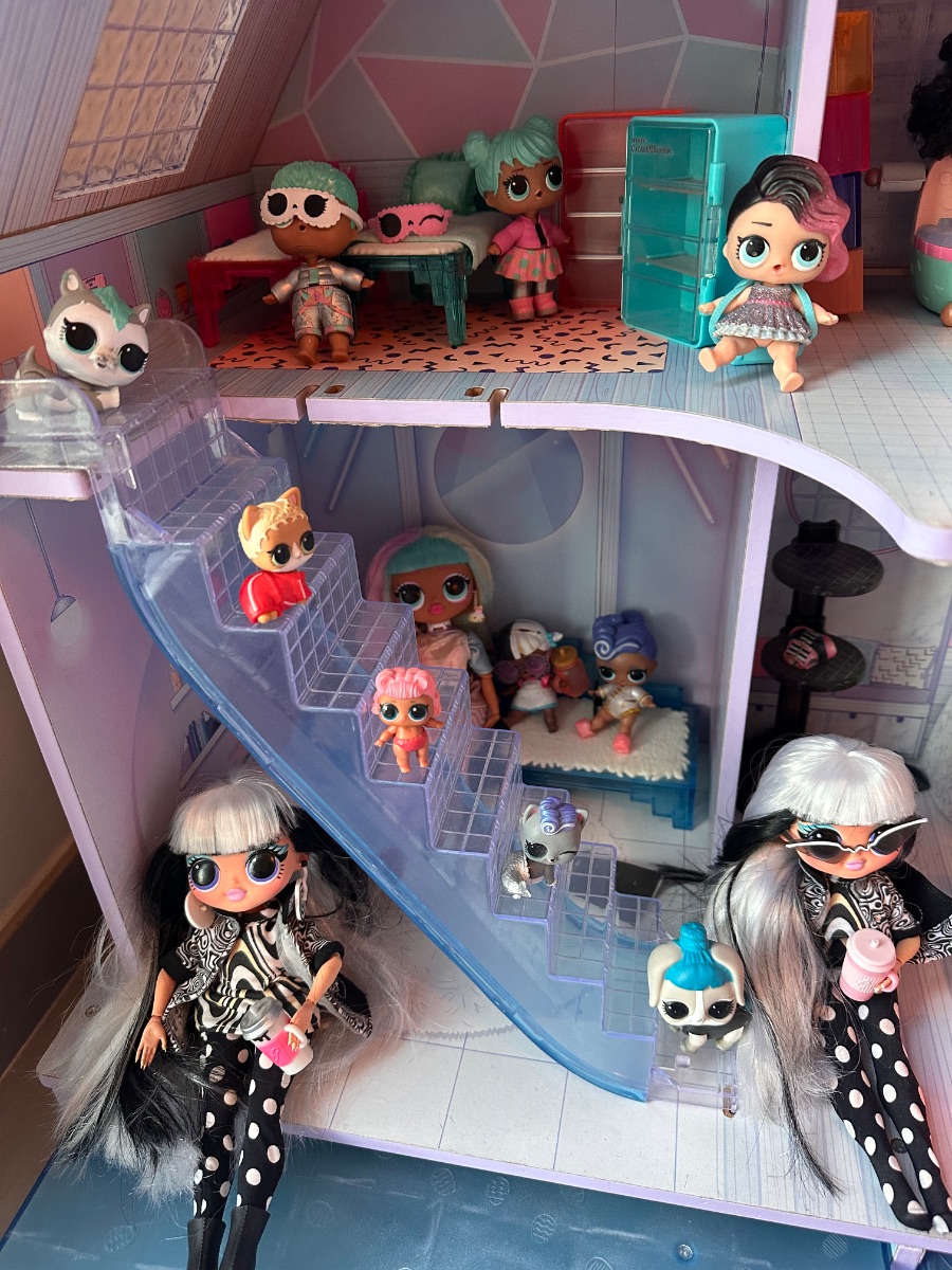 Lol Suprise LOL Surprise Winter Disco Chalet Doll House + All Dolls – 3 Storeys, Lights Up photo 3