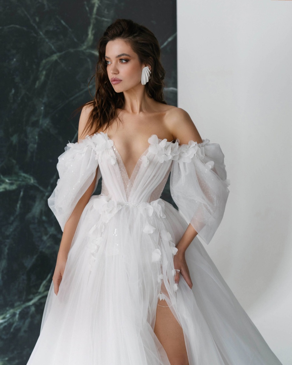 Wedding Dress with Veil - Mary Trufel photo 3