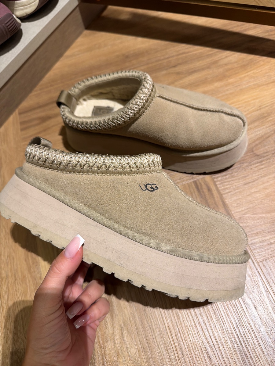 Ugg Tasman sand