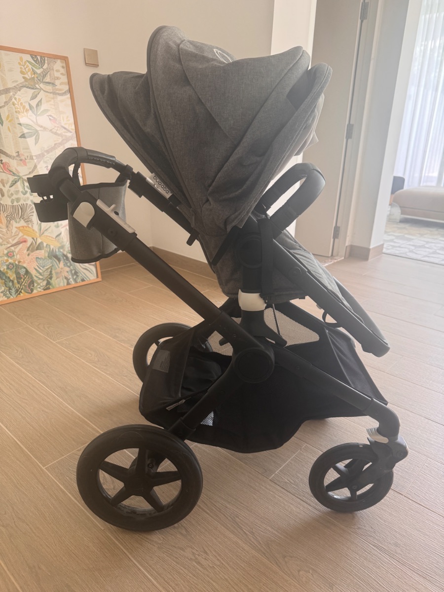 Bugabooo pram like new with bassinet