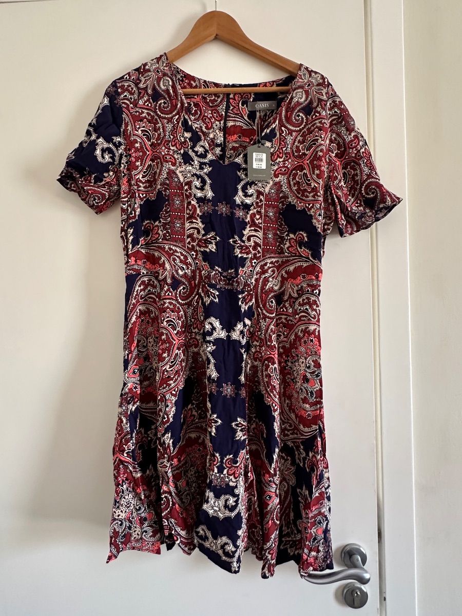 Oasis Paisley print with a V-neckline dress