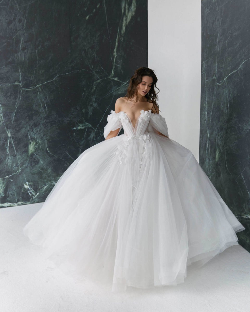 Wedding Dress with Veil - Mary Trufel photo 2