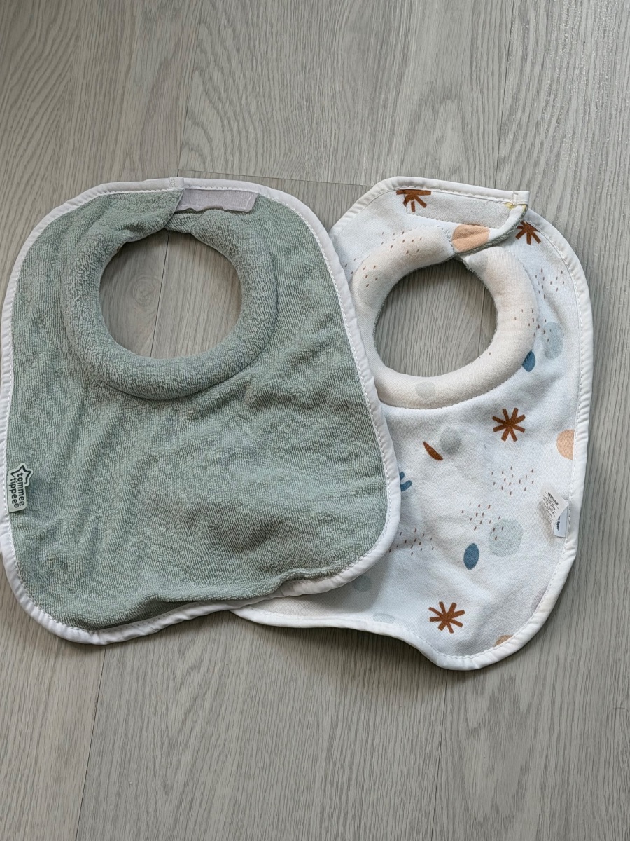 Tommee Tippee Reversible baby bibs - set of 2