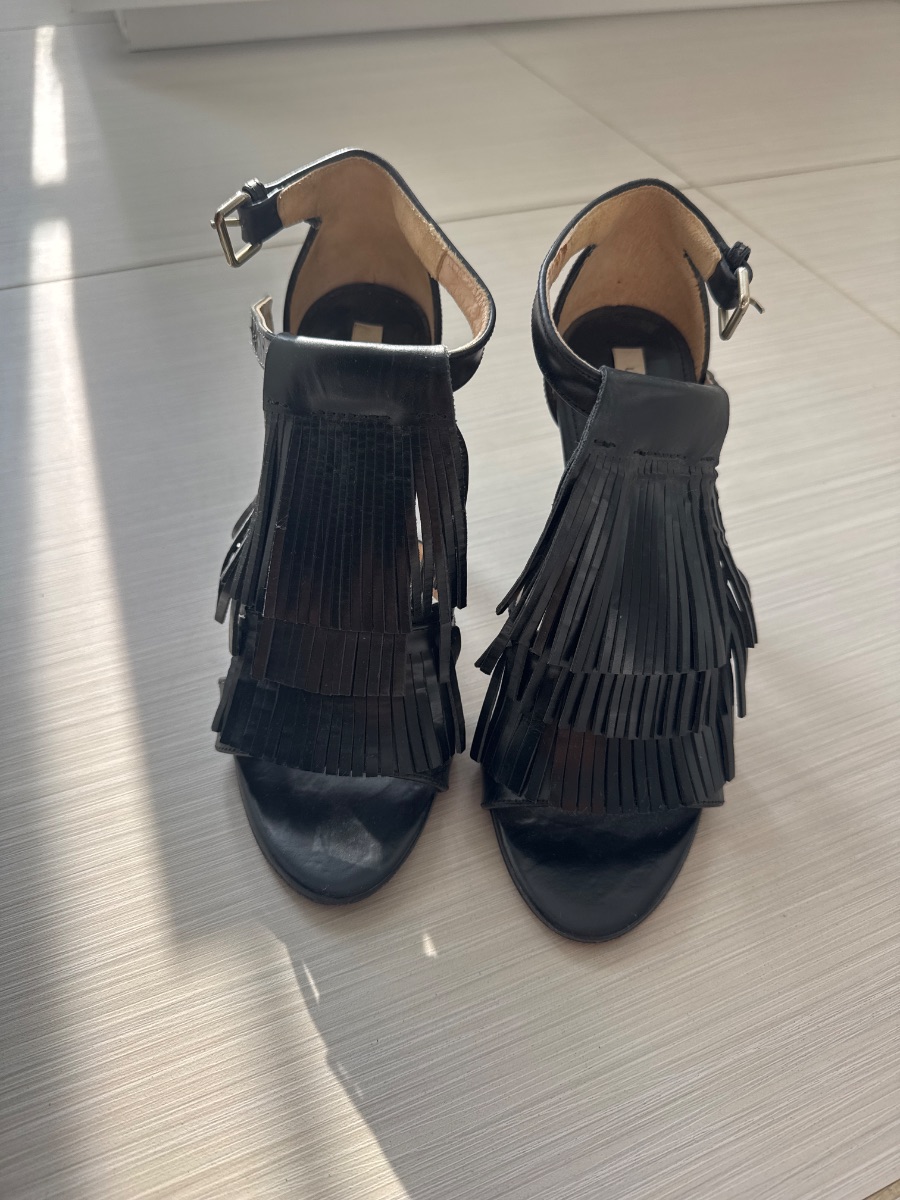 Uterque black leather sandals