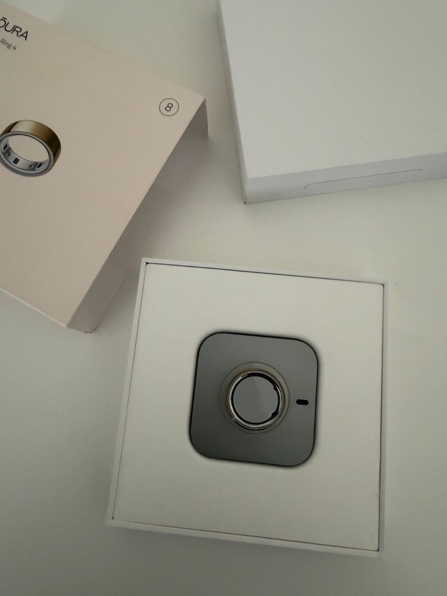 Oura Ring 4 Gold Size 8 photo 3