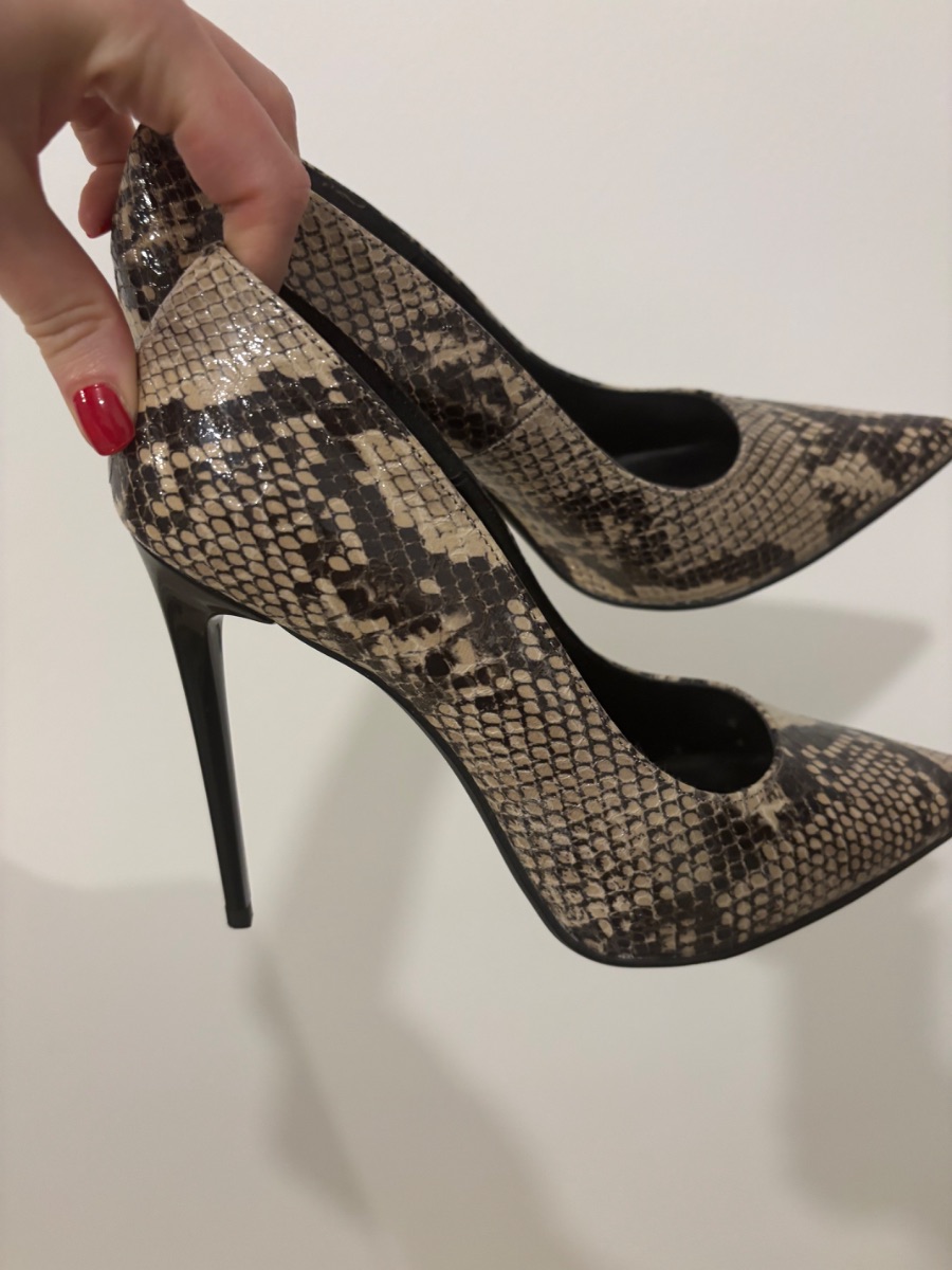 Stiletto shoes, snake print
