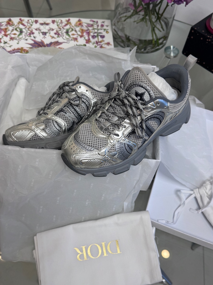 Dior sneakers photo 2
