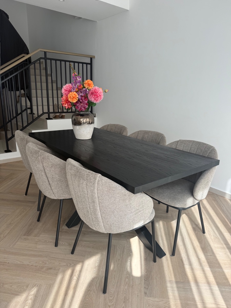Dining Table with 6 Chairs – Like New