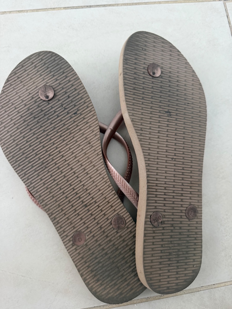 Gold havaianas photo 2