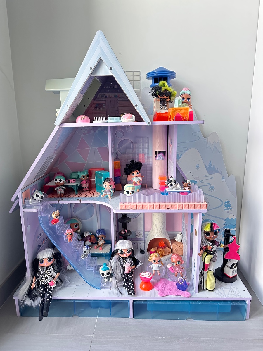 Lol Suprise LOL Surprise Winter Disco Chalet Doll House + All Dolls – 3 Storeys, Lights Up