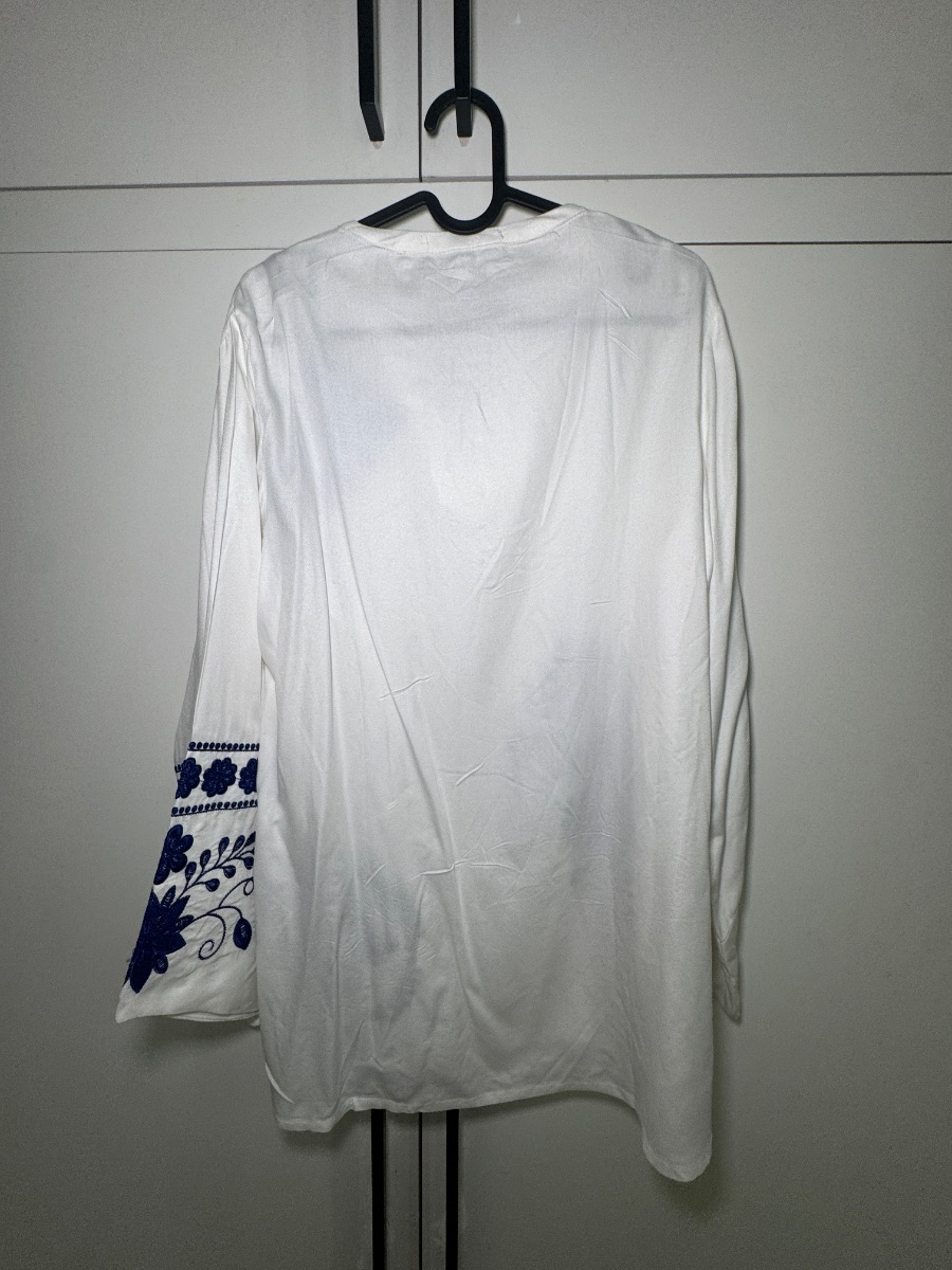 XS: white khaadi tunic with blue floral design photo 3