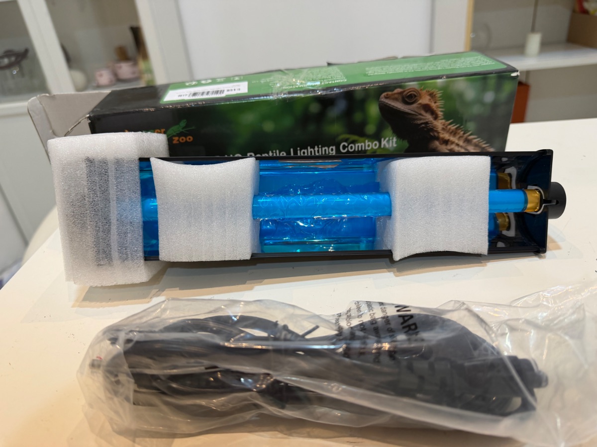 Reptile aquarium light photo 2