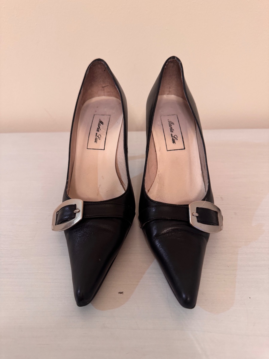 Black pointed-toe leather pumps with buckle