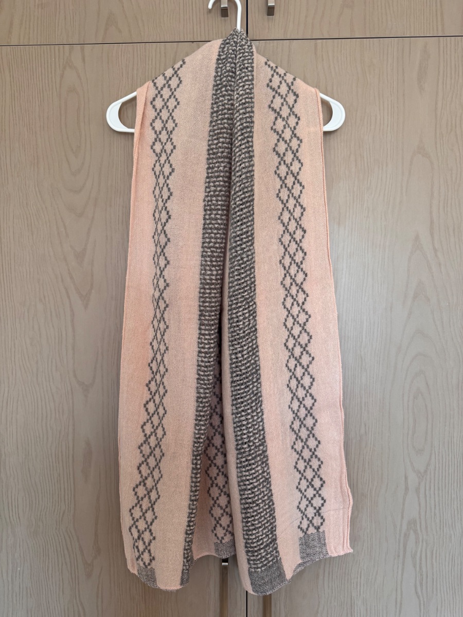Light pink patterned shawl photo 2
