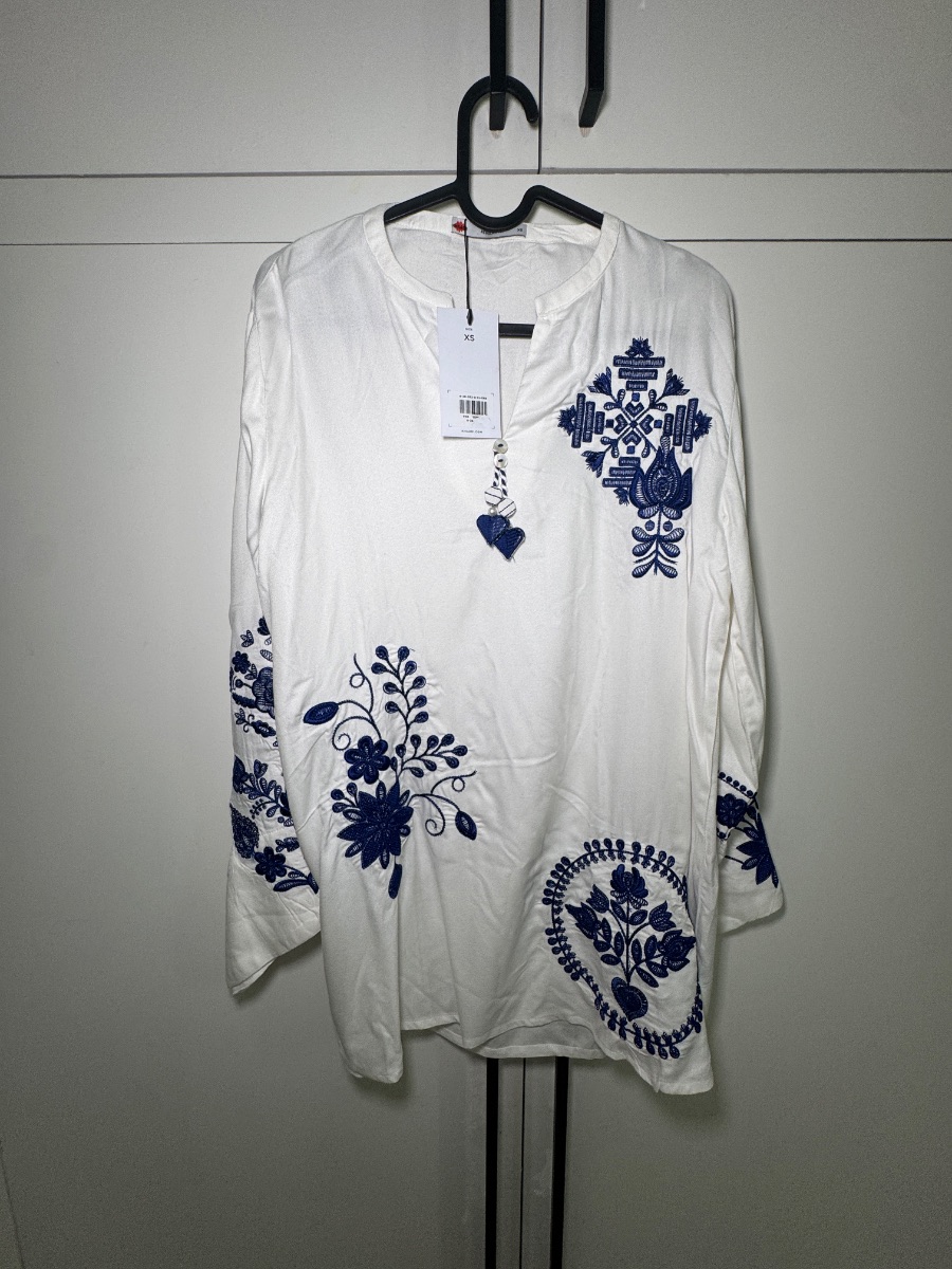 XS: white khaadi tunic with blue floral design