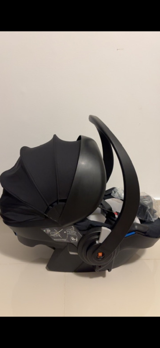 Stokke Izi Go car seat photo 2
