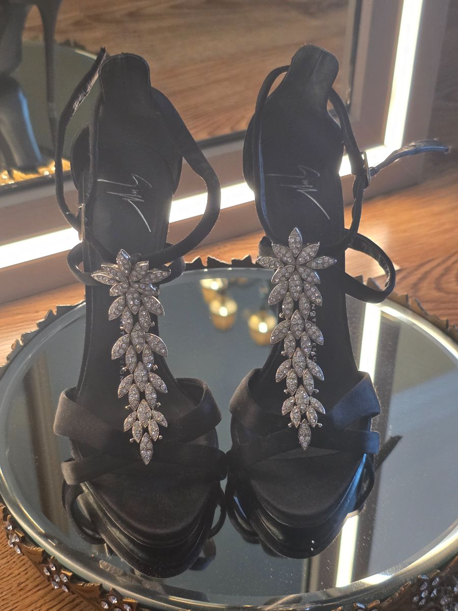 Giuseppe Zanotti Giuseppe Zanetti satin crystal embellished T strap sandals