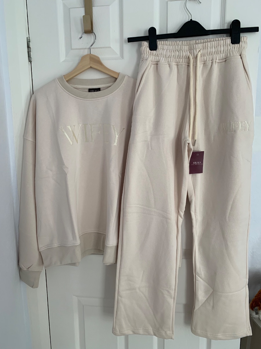 Hikaya Wifey wide legged joggers