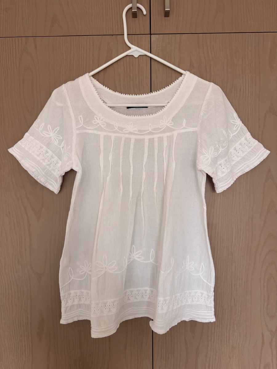 Ibiza-style white embroidered short-sleeve blouse