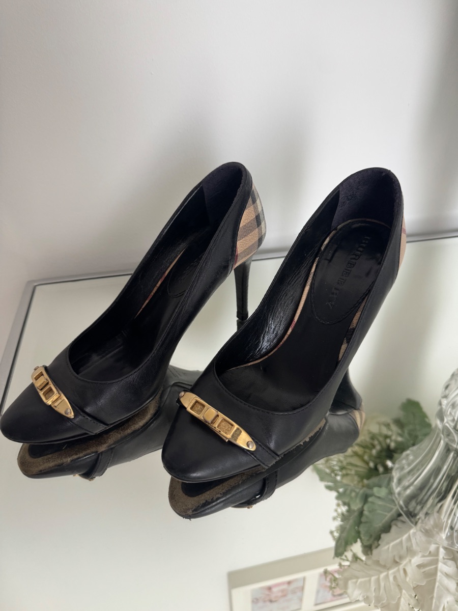 Burberry Black Leather Pumps