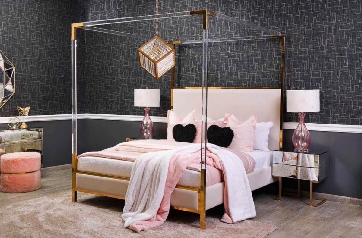 3 king size beds Marina home with mattress
