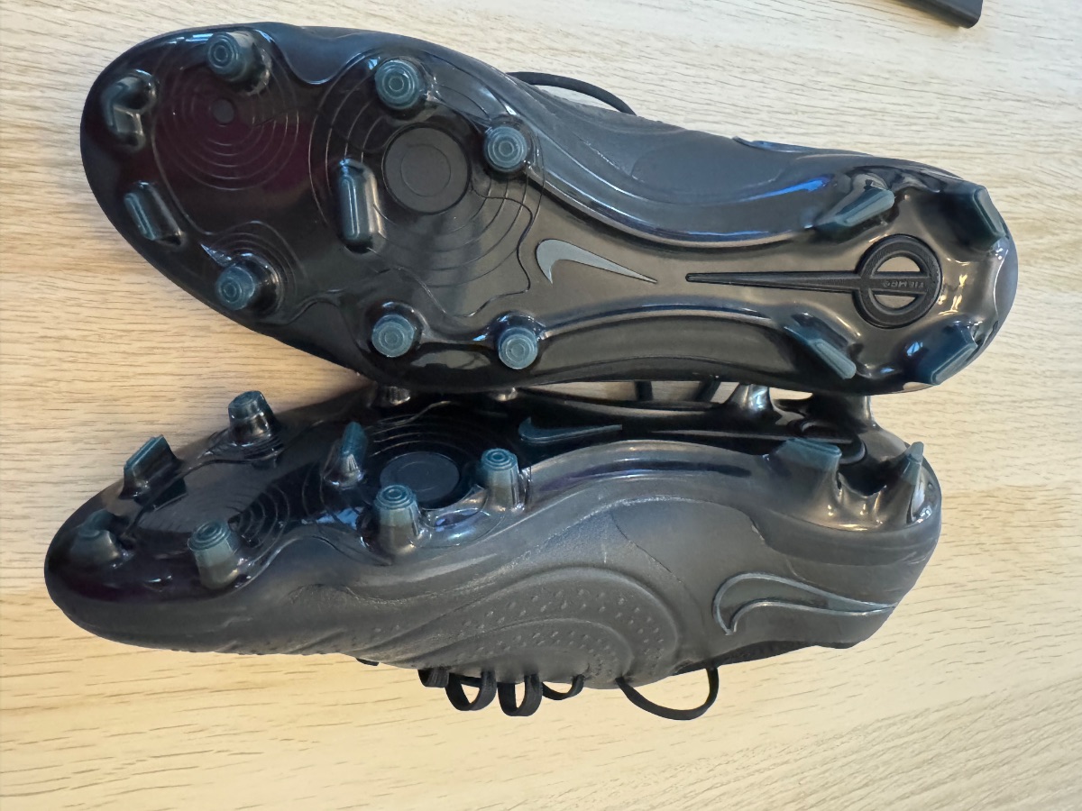 Men’s Nike football shoes size 43 photo 2