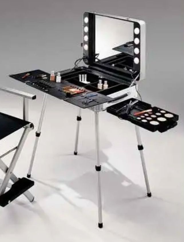 Cantoni beauty case with lights