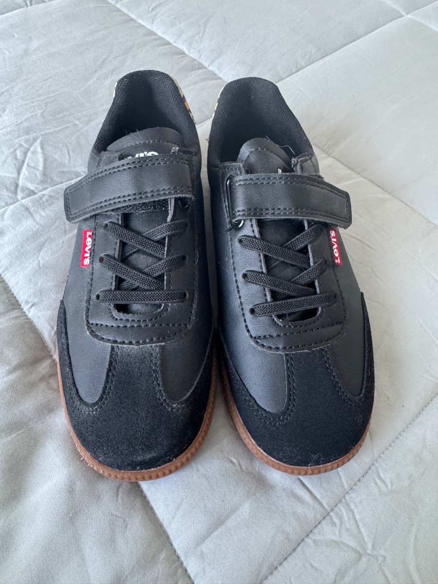 Levi’s Kids Trainers – Size 32 – NEW