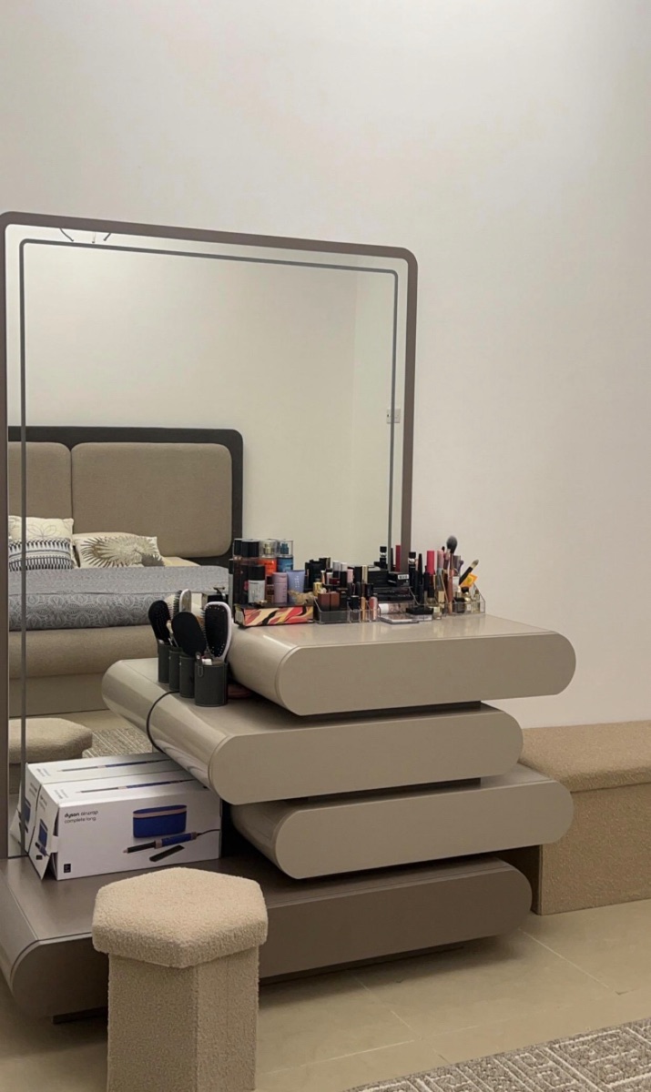 United Furniture Bouclé Bedroom Set with LED Mirror Dresser & Mattress photo 2