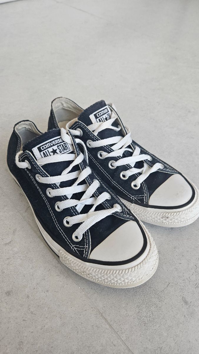 Black low top converse