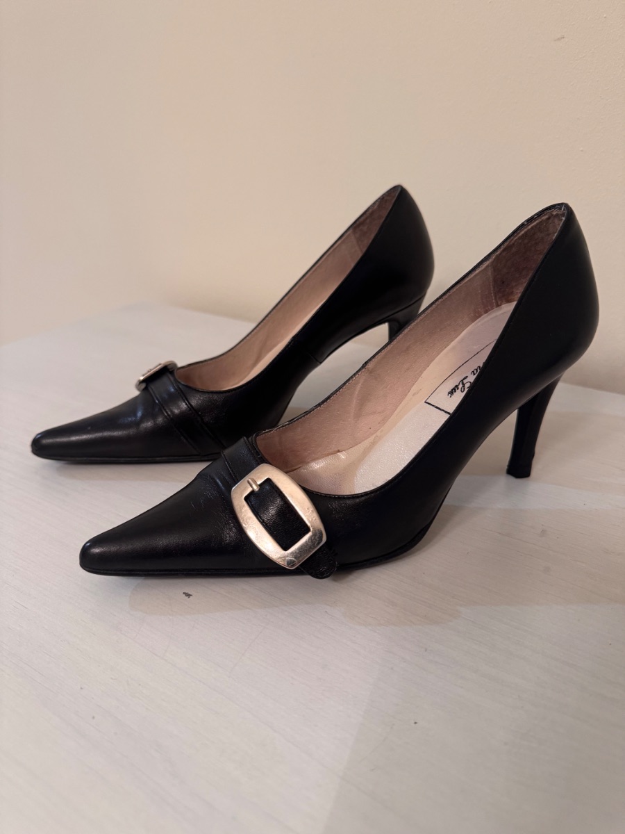 Black pointed-toe leather pumps with buckle photo 2