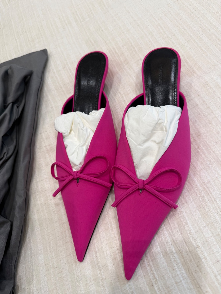 Balenciaga Brand new pink mules