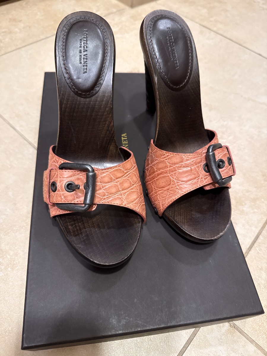 Bottega Veneta heels in pink Croco leather