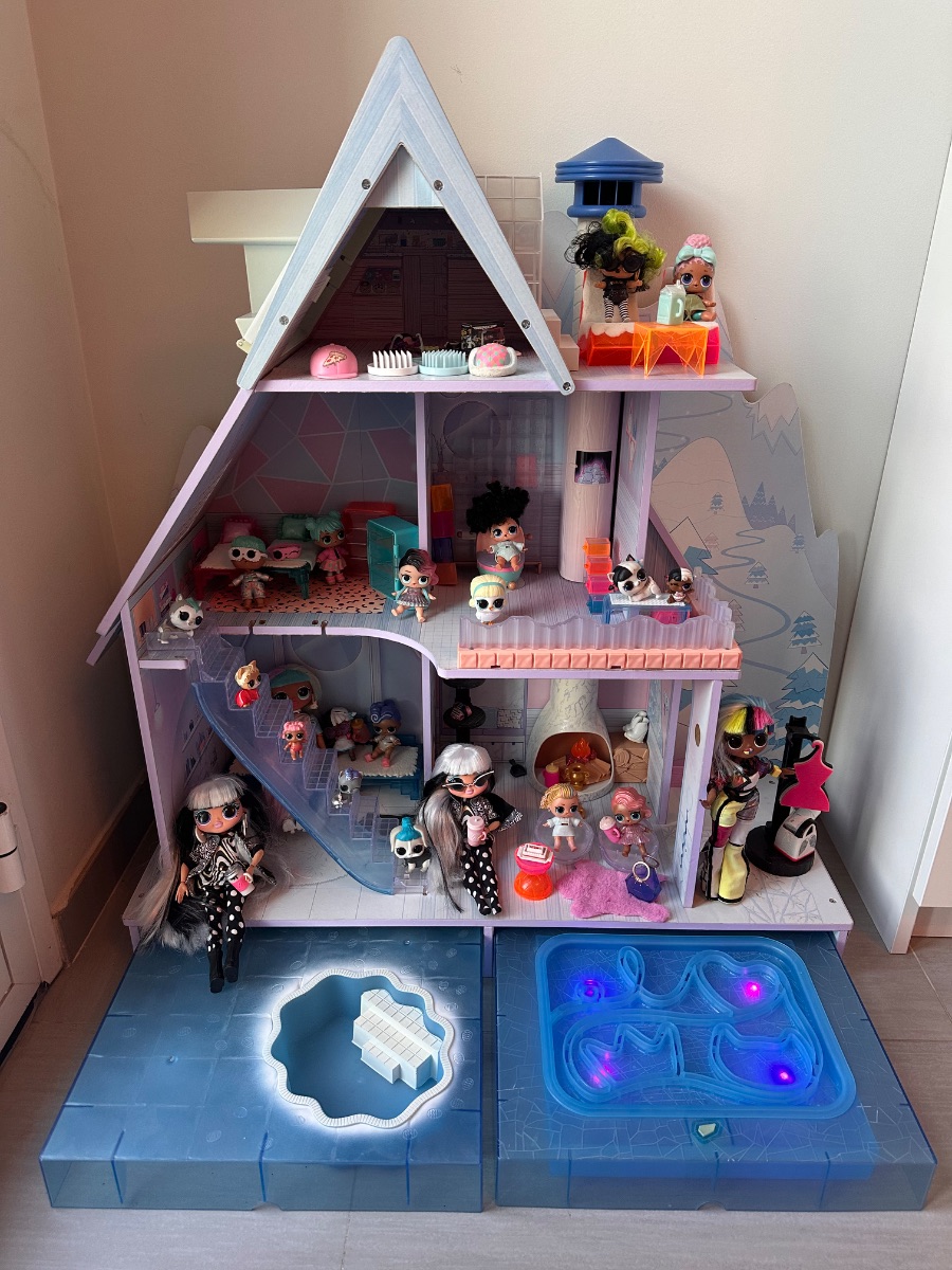 Lol Suprise LOL Surprise Winter Disco Chalet Doll House + All Dolls – 3 Storeys, Lights Up photo 2