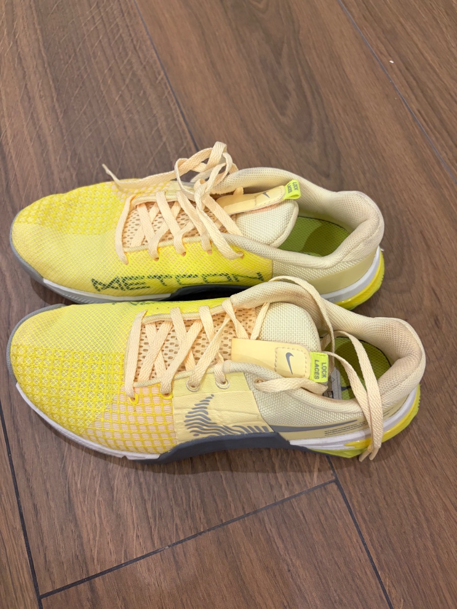 Nike yellow trainers photo 3