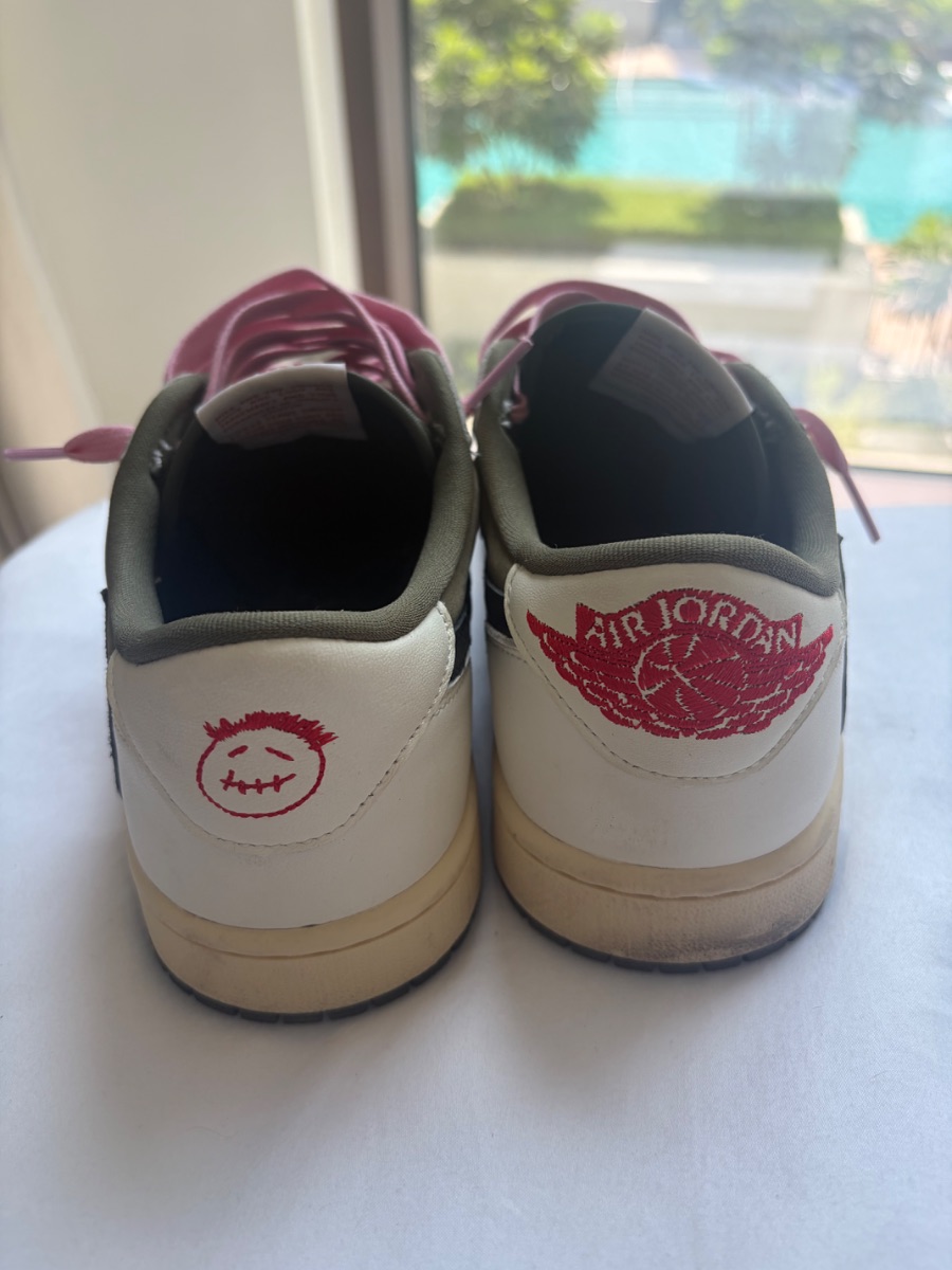 Nike Air Jordan 1 Retro Low OG SP x Travis Scott 'Medium Olive' photo 2