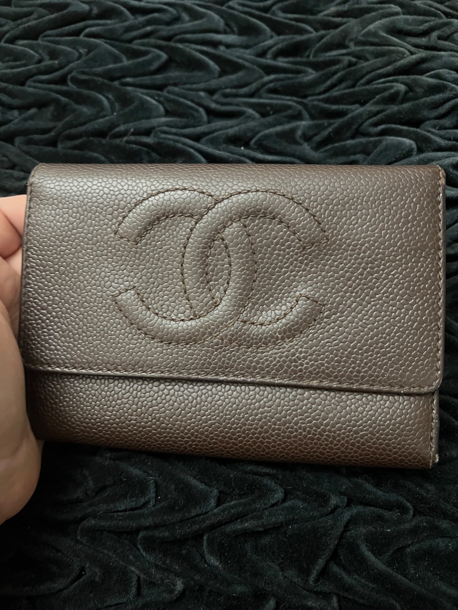 Chanel caviar wallet