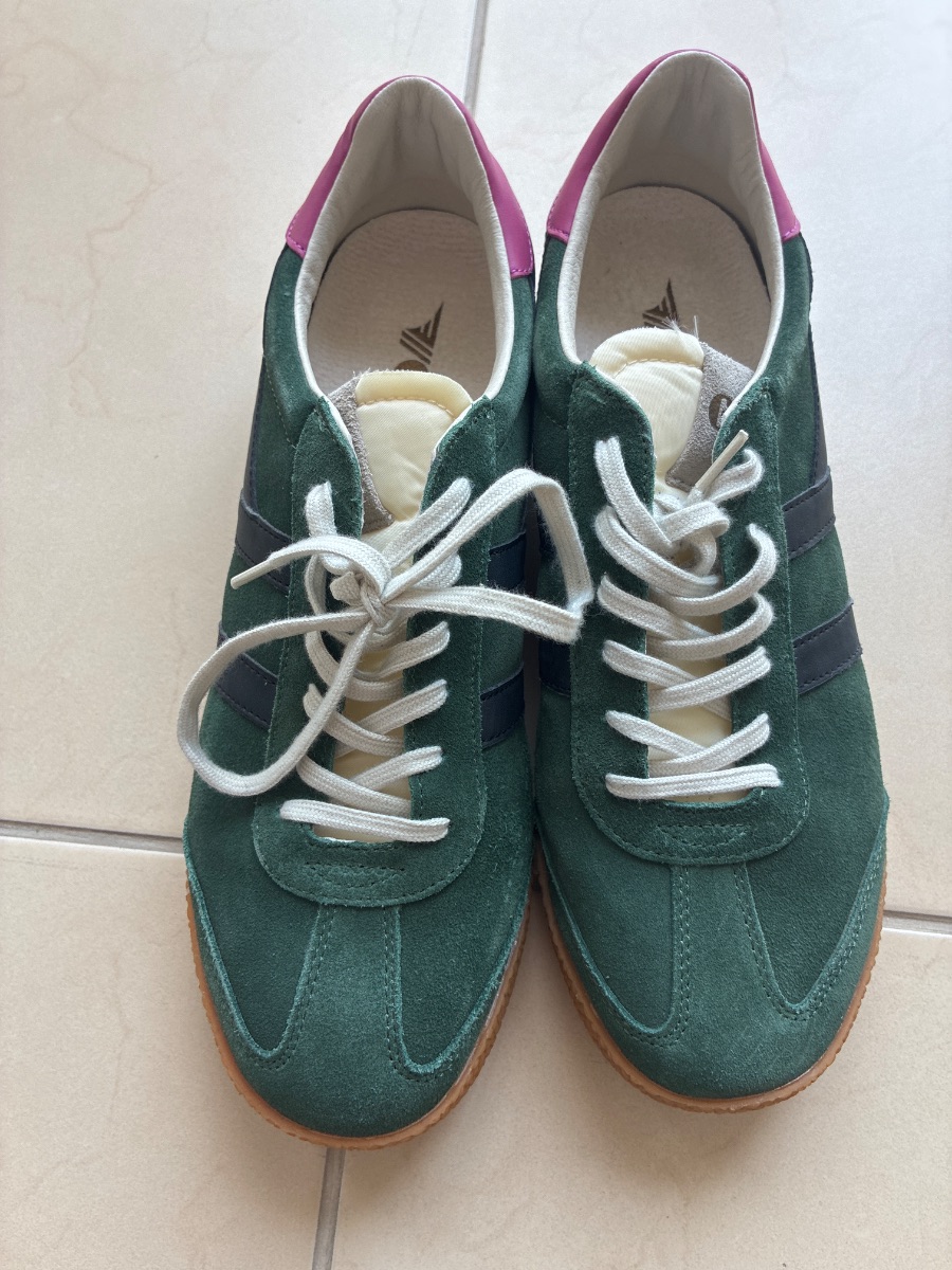 Unisex new (worn to try only) GOLA suede trainers 42 / uk 9