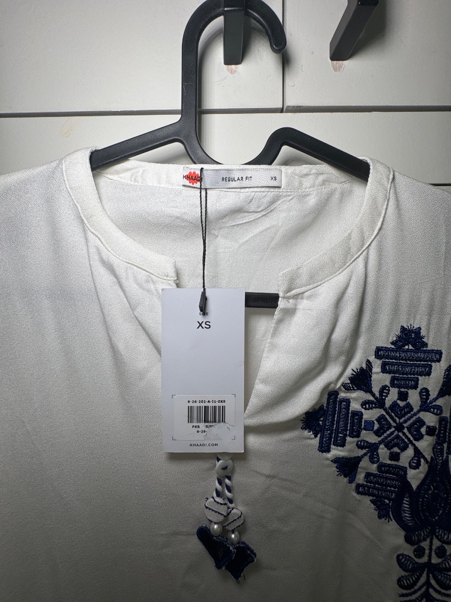 XS: white khaadi tunic with blue floral design photo 2