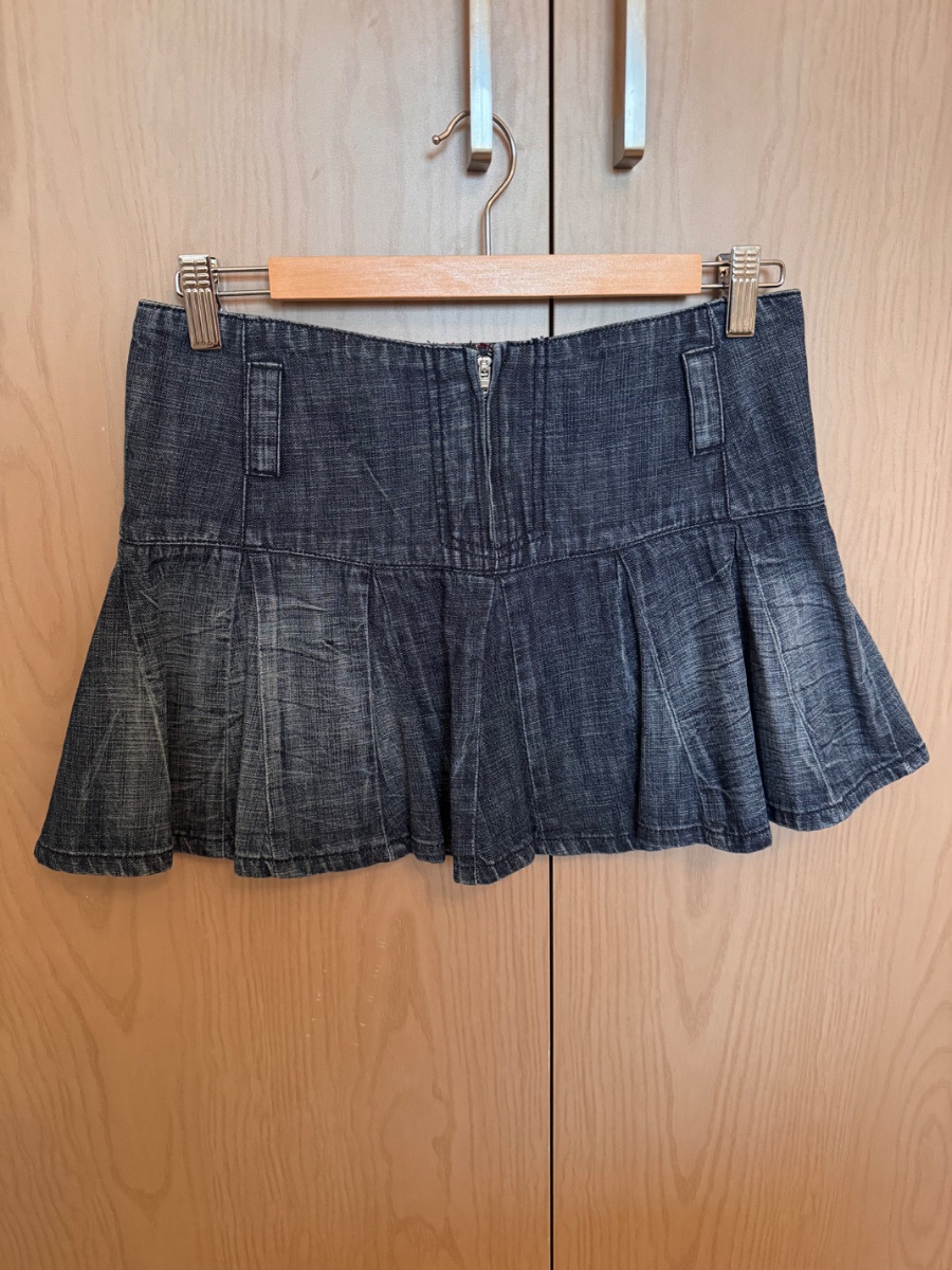Guess denim mini skirt pleated style