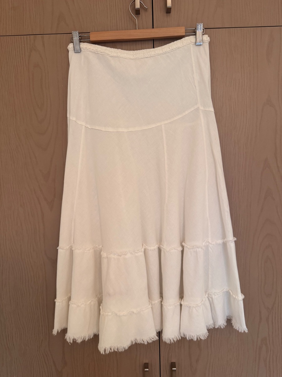White tiered maxi skirt with frayed hem beach style photo 2