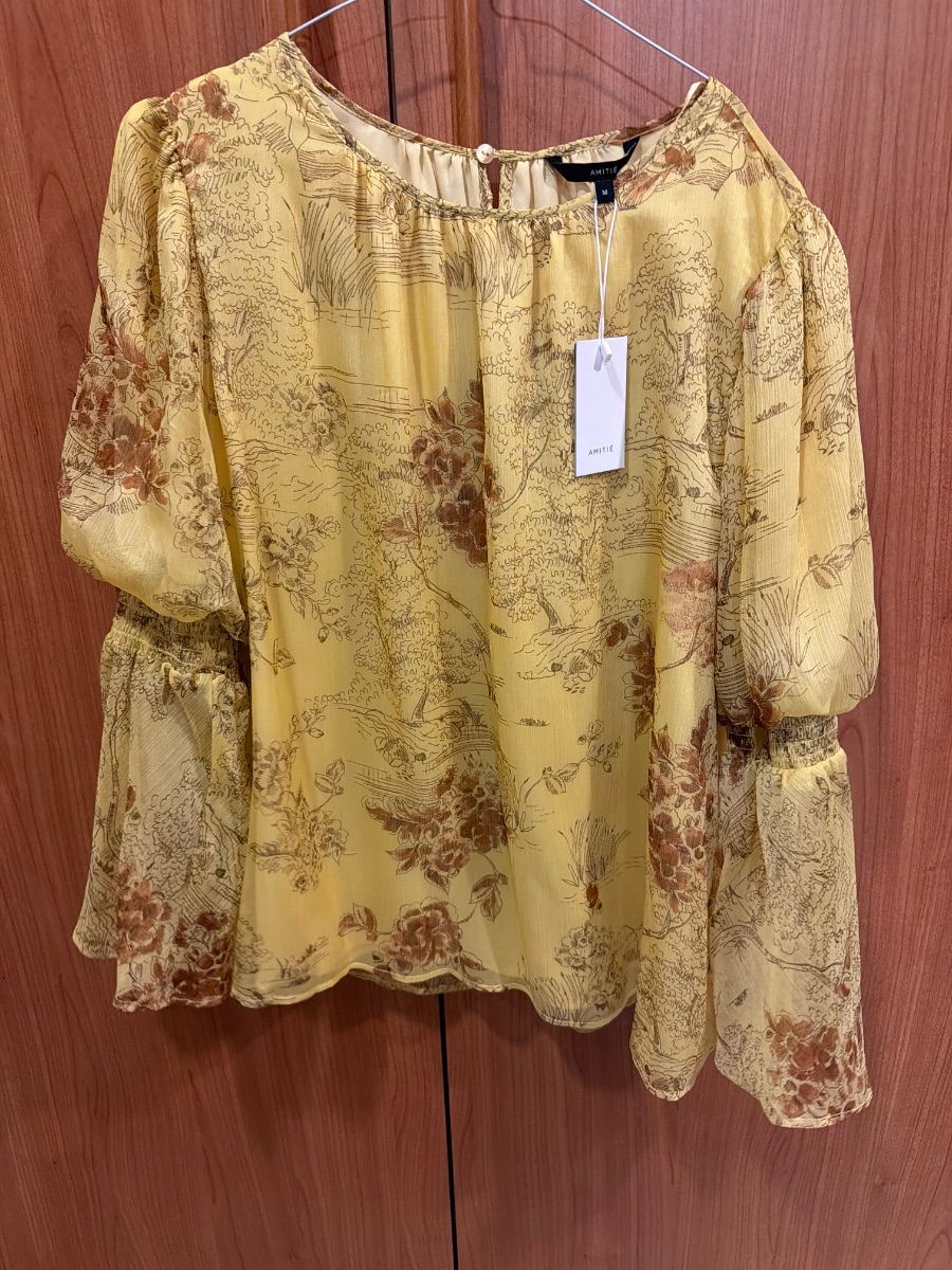 Amitiè Vintage-inspired, floral blouse.