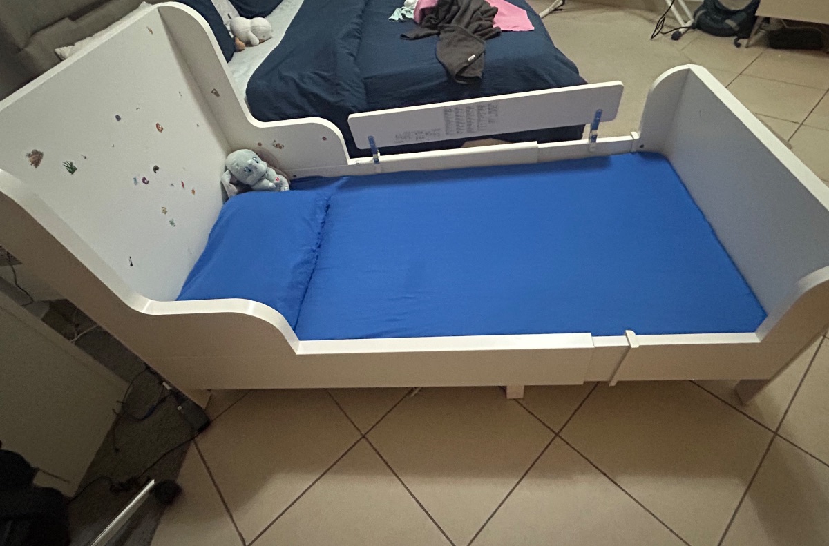 IKEA Beautiful white expandable Toddlers/Kids bed for Sale photo 3