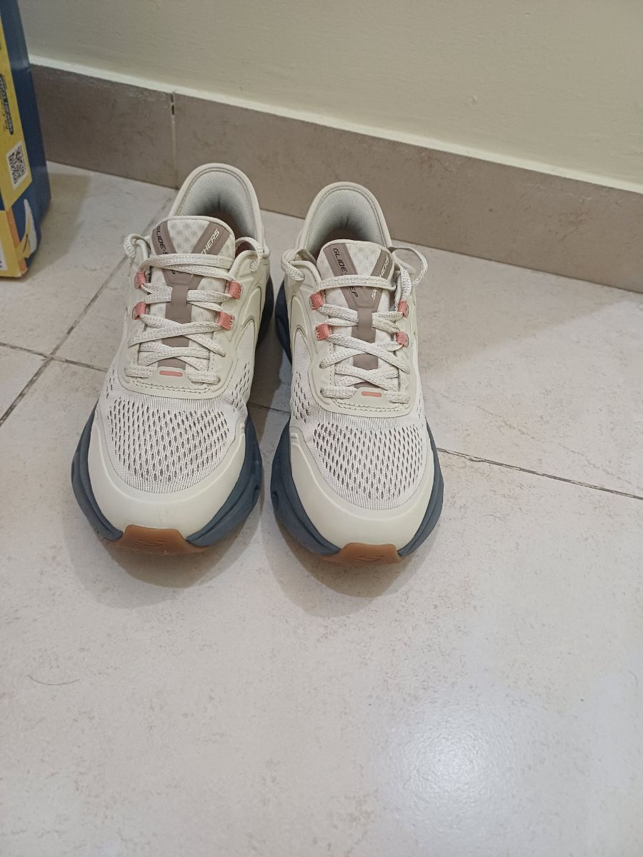 Skechers Glide - Step Altus Woman's Sneaker photo 2